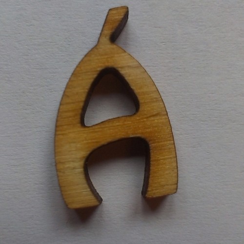 Fa betűk 1,5-2 cm Á